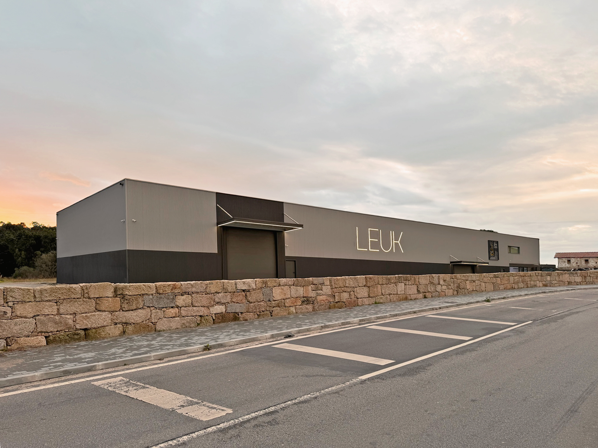 Fachada das instalações da LEUK em Barcelos, unidade industrial e escritórios de engenharia