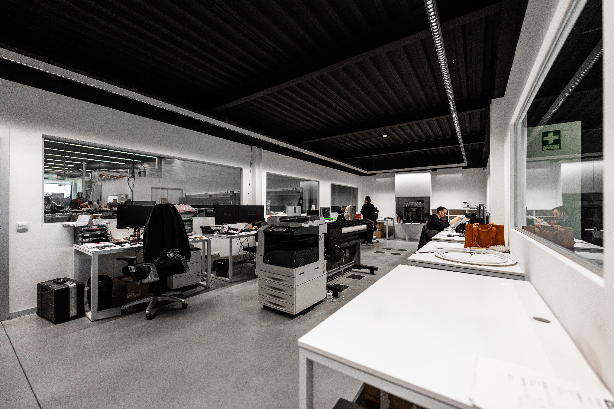 Escritórios de engenharia da LEUK em Barcelos com equipa a trabalhar em postos de CAD e plotter de impressão técnica